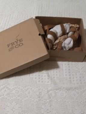 Frye & CO. BRYN STITCH SANDAL In Tobacco SZ.7.5